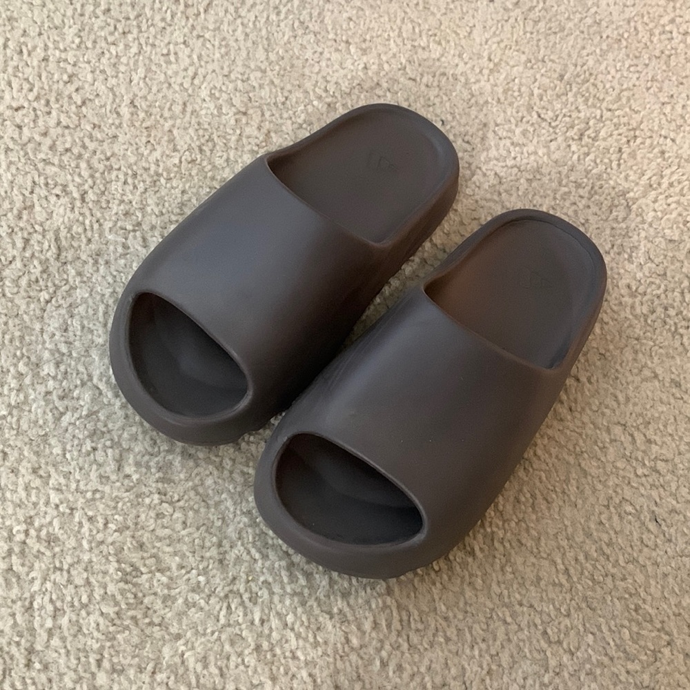 Selling my Yeezy slide